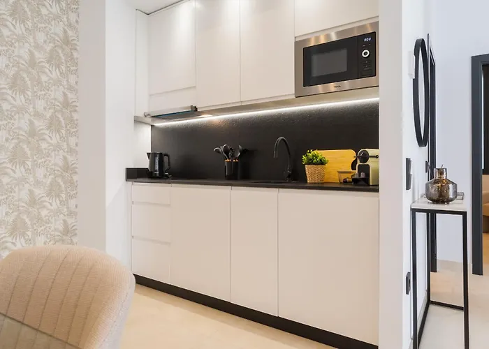 New Design Apartment - Private Patio - Gallos 2