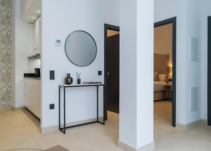 New Design Apartment - Private Patio - Gallos 2